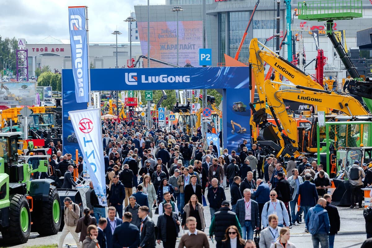 Посетители и строительная техника на международной выставке CTT Expo