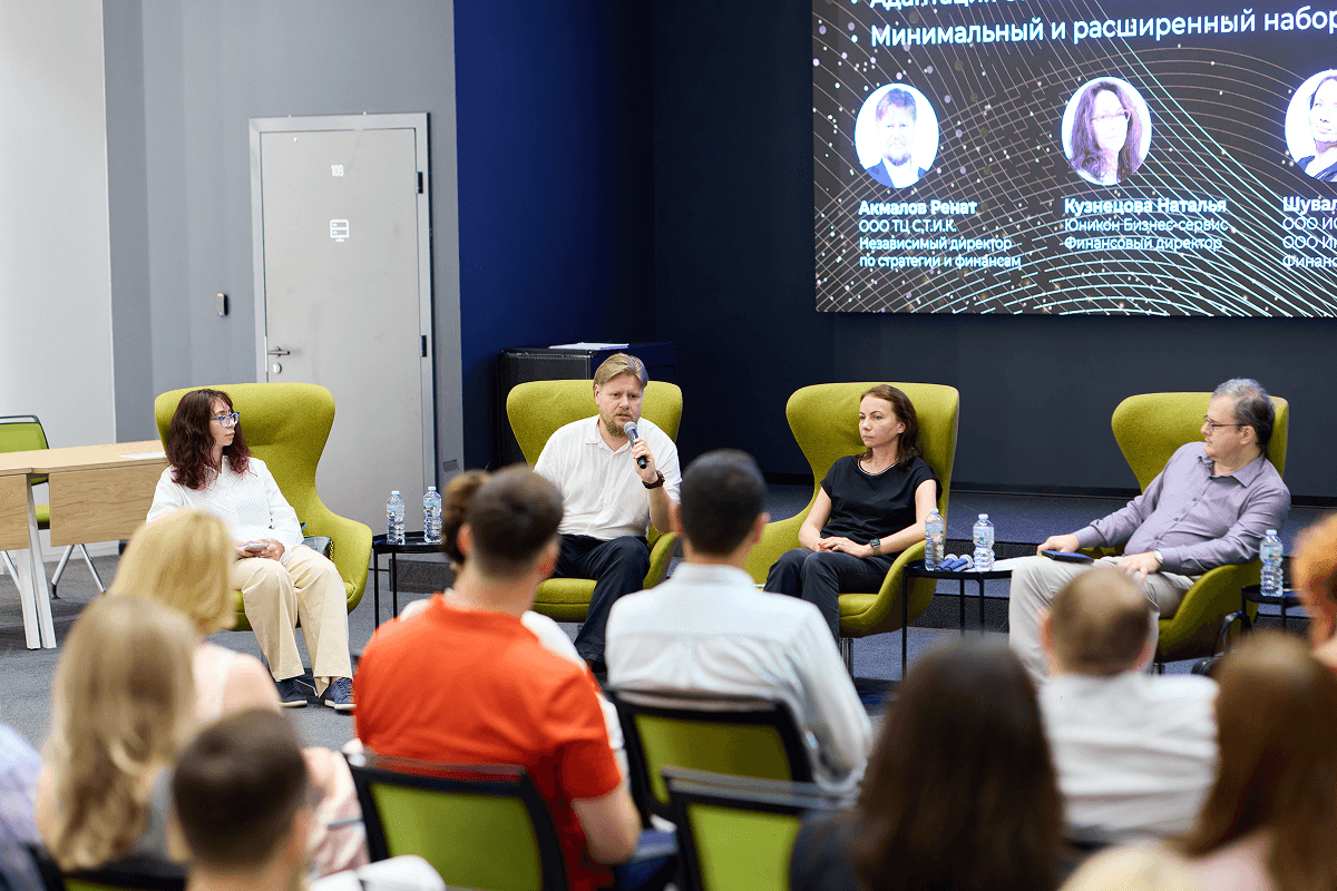 Panel discussion with financial directors and experts