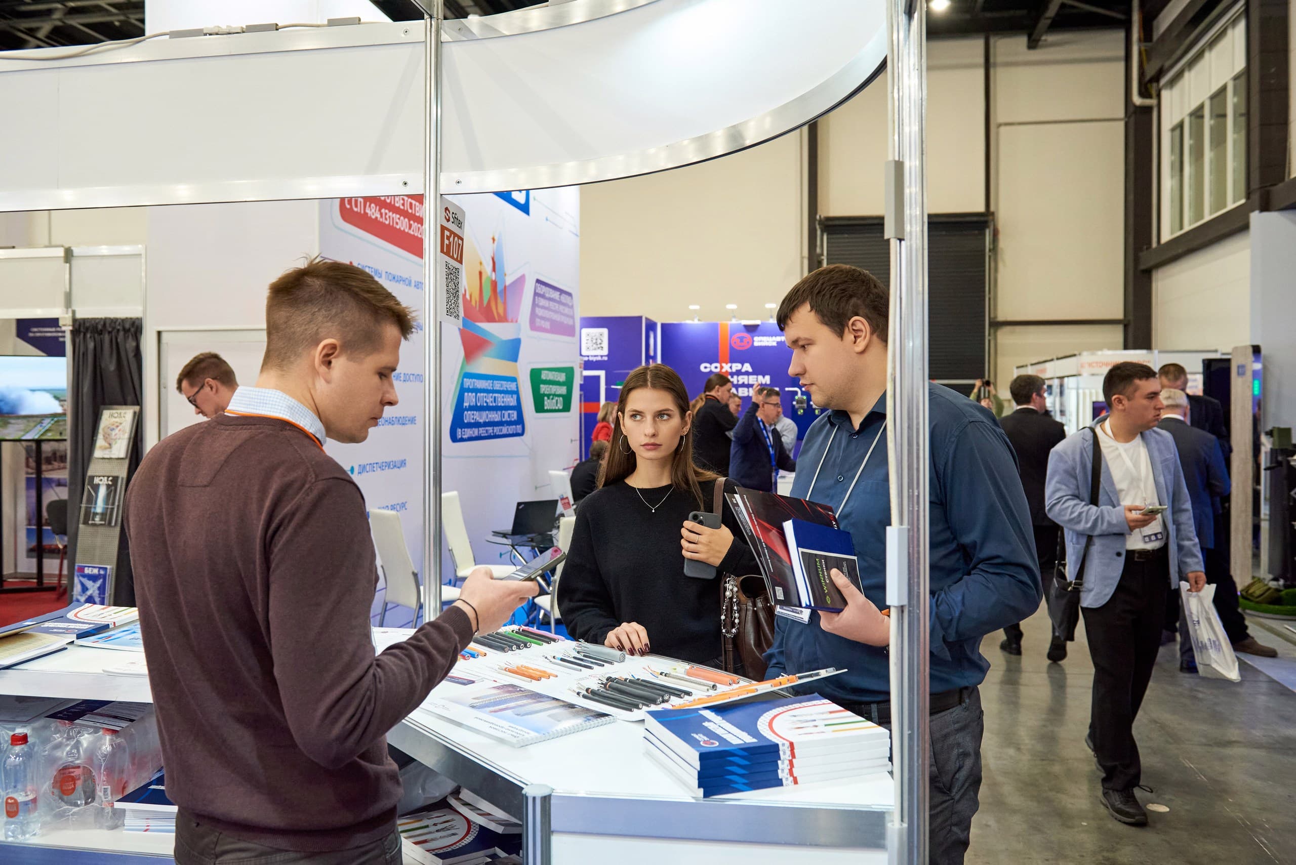 An exhibitor showing cable samples to visitors at Sfitex.