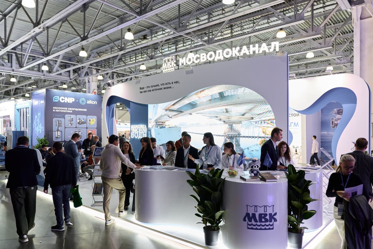 Стенд Мосводоканала и посетители международной выставки ЭКВАТЭК