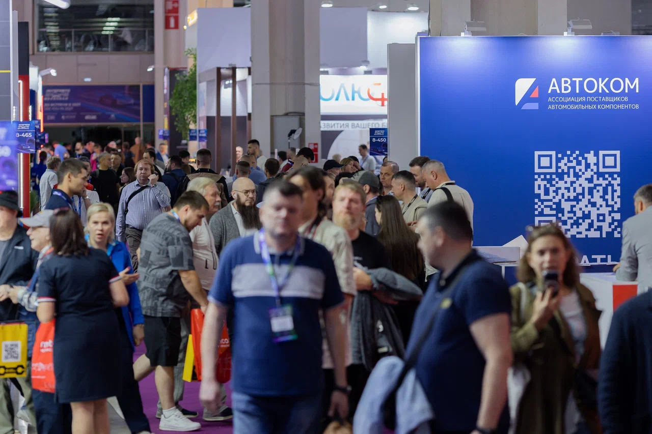 Посетители в проходе рядом со стендом Ассоциации «АВТОКОМ» на выставке «ИнтерАвтоМеханика».